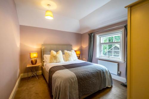 约克Middlethorpe Manor - No 6 Tranquility & Ease的卧室配有带枕头的床铺和窗户。