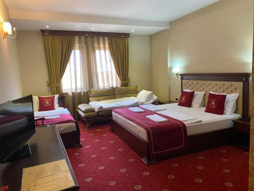 普里兹伦Hotel Kacinari的酒店客房,设有两张床和一张沙发