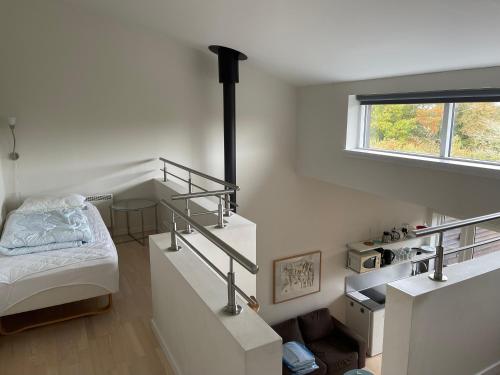 海斯勒Nordbornholms Feriecenter的一间卧室设有楼梯,卧室内配有一张床。