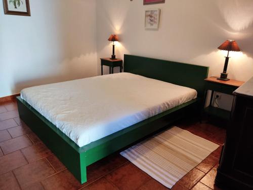 DegoladosCasa BENVINDHA的一张绿床,房间带两盏灯