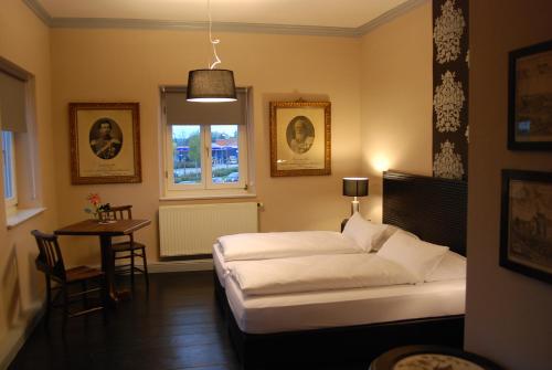 因河畔瓦瑟堡LandWirtschaft Staudham的一间卧室配有一张床、一张桌子和一个窗户。