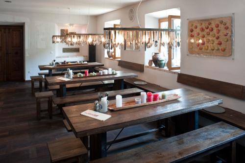 因河畔瓦瑟堡LandWirtschaft Staudham的一间设有木桌的餐厅