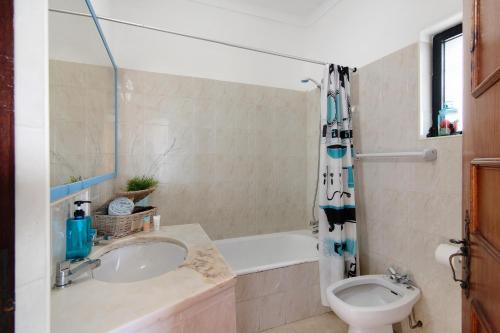 Apartamento Vila Mourisca的一间浴室