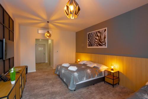 科希策Hotel & Restaurant Barca的一间卧室,卧室内配有一张大床