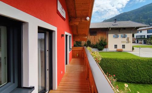 卡普伦Landhaus Elto的红色和白色的建筑,带有木制走道