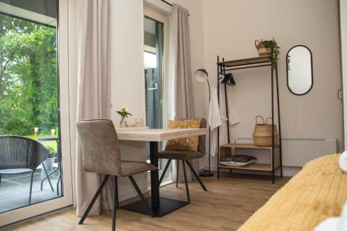 BunneDe Burcht-Drenthe的配有桌椅和镜子的客房