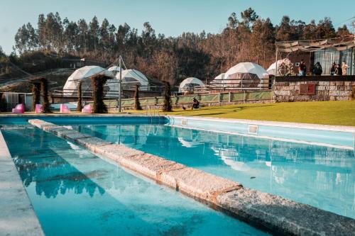 吉马良斯Guimaglamp的一座带圆顶和帐篷的游泳池