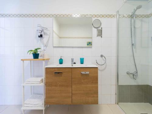阿雷西费Mahostly Apartamento Comillas PB的一间带水槽和淋浴的浴室