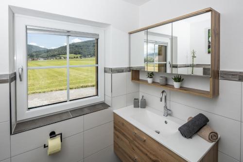 隆高地区圣玛格丽滕Appartements HOAMATGFÜHL的一间带水槽和窗户的浴室