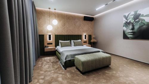 克里沃罗格帕克之家旅馆的一间卧室配有一张大床和床头板
