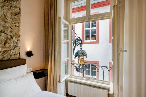 美因茨Hof Ehrenfels的一间卧室设有一张床和一个窗口