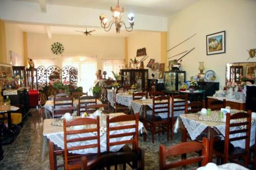 康赛瓦托利亚Pousada Oca Porã的一间带桌椅和吊灯的用餐室