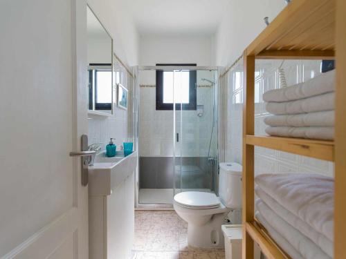 阿雷西费Mahostly Apartamento Comillas SH的带淋浴、卫生间和盥洗盆的浴室