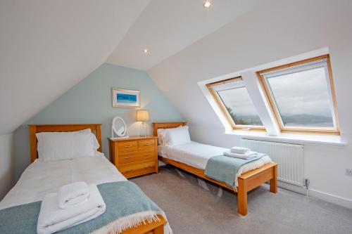奥本Seabank Lodge的一间卧室设有两张床和两个窗户。