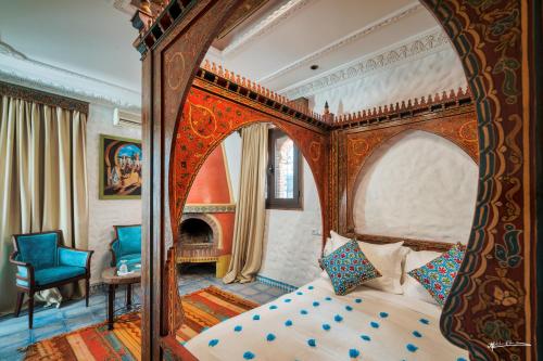 舍夫沙万卡萨哈桑酒店的一间卧室设有一张华盖床和壁炉