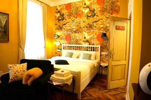 奥拉迪亚Filip Apartment Oradea的一间卧室配有一张床和一个沙发