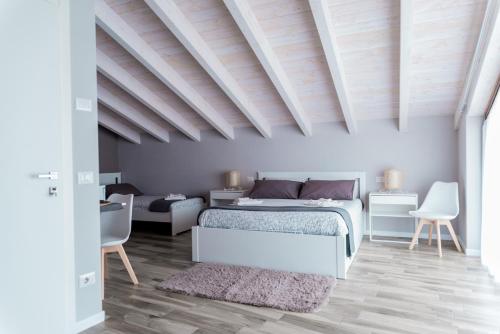 维佐拉提契诺Via Mazzini B & B (MXP)的卧室配有一张床和一张桌子及椅子