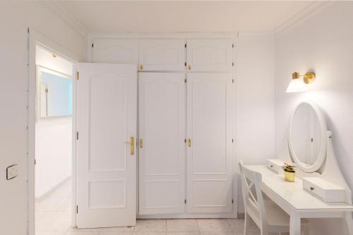 英格兰海滩Sunny Apartment Tanife by Yumbo的白色的浴室设有水槽和镜子