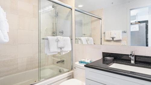 阿默甘西特迎风海岸度假酒店的带淋浴、盥洗盆和浴缸的浴室