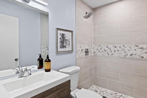 萨尼贝尔Gorgeous Residence on Buttonwood Lane with Bikes的一间带水槽、卫生间和淋浴的浴室
