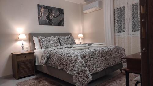 卡兰巴卡Meteora countryside villa的一间卧室配有一张床,上面有两条毛巾