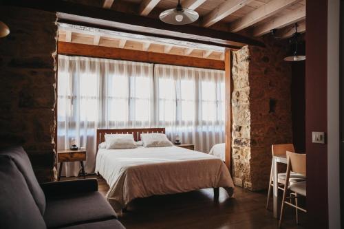 CardesCasa Rosales ( Posada Rural)的一间卧室设有一张床和一个大窗户