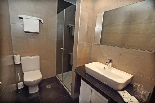 桑提亚纳德玛索拉纳旅馆的一间带水槽、卫生间和镜子的浴室