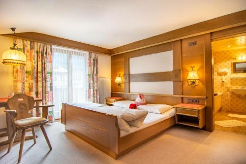加尔蒂Köcks Bed & Breakfast的一间卧室配有一张床、一张桌子和一把椅子