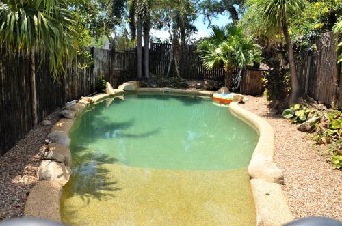 库克敦Cooktown Motel的一个带围栏的院子内的小型游泳池
