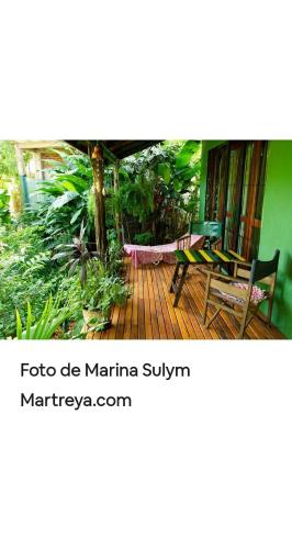 伊瓜苏港Jardín de Naipí的木甲板上配有吊床的门廊