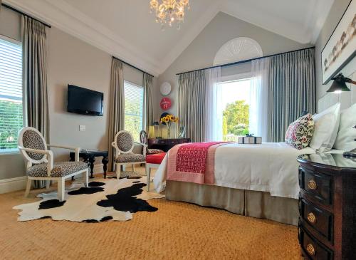 帕尔光之家精品套房酒店的一间卧室配有一张床、一张书桌和一台电视。