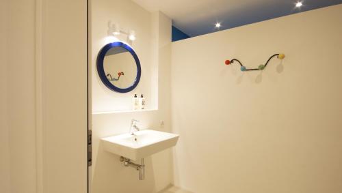 阿彭策尔Alte Metzg - Hostel的一间带水槽和镜子的浴室