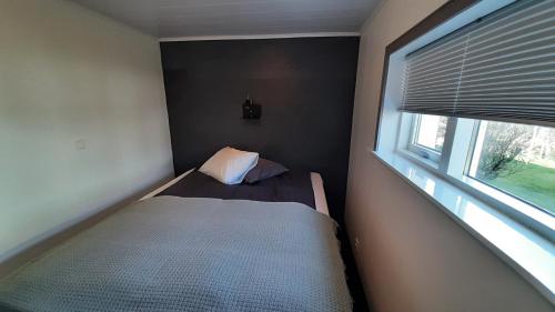 格仑达积图比雅阁公寓的一间小卧室,配有床和窗户
