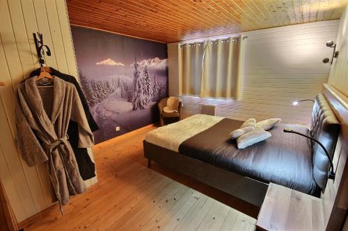 斯姿Spa et romance à Molliebon的卧室配有一张床和挂在墙上的毛巾