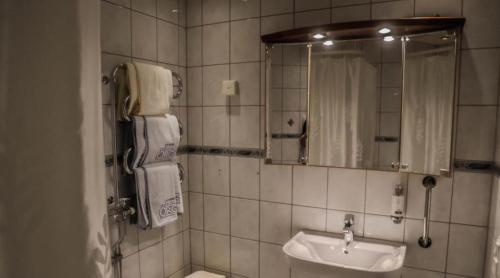 哥德堡奥基迪酒店的一间带水槽和镜子的浴室