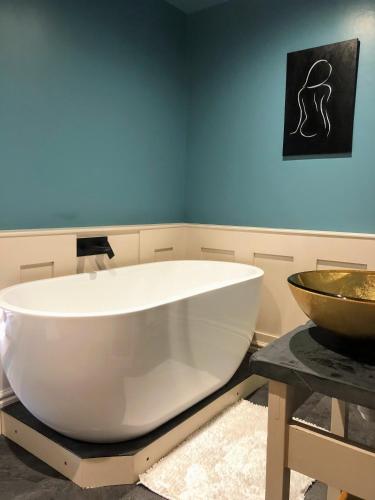 卡诺Cambrian House B & B的浴室内设有一个大型白色浴缸