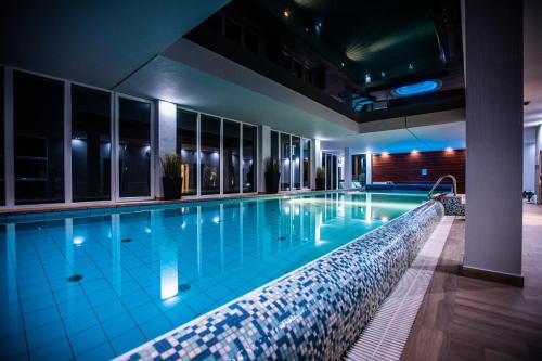 波伊兹Hotel Moran & SPA的夜间酒店游泳池