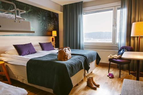 哥德堡斯堪迪克贝克戴尔酒店的酒店客房设有床和窗户。