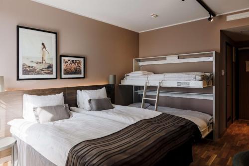 诺尔雪平Scandic Strömmen的一间卧室配有一张大床和两张双层床。