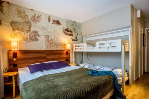 于默奥北欧于默奥南酒店的一间卧室配有一张床和一张双层床。
