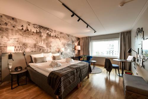马尔默斯堪蒂克翠安格酒店的一间卧室,卧室内配有一张大床
