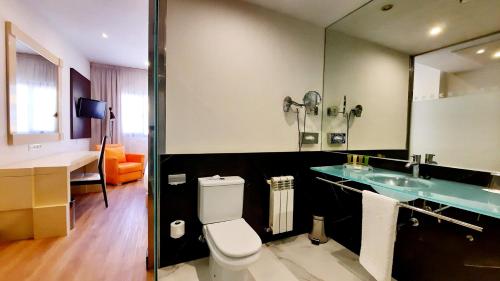 马德里马德里 - 拉斯维加斯塔布拉斯假日酒店的一间带卫生间、水槽和镜子的浴室