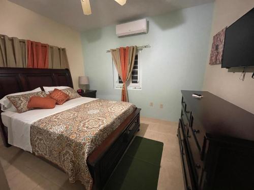 MandalWintberg Tropical Villas的一间卧室设有一张床和一个窗口