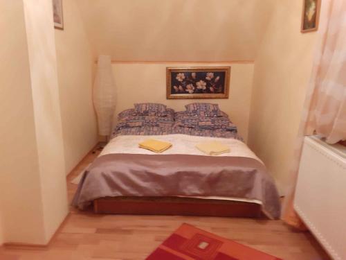 鲍洛通费尼韦什Holiday home in Balatonfenyves 18329的小卧室配有带2条毛巾的床