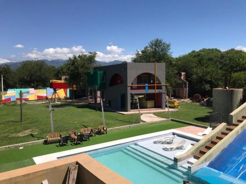 萨尔塔Apart Gallery - San Lorenzo - Salta的一座带游泳池和游乐场的房子