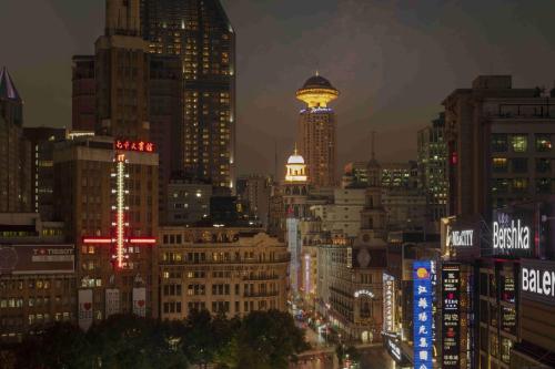上海上海新世界丽笙大酒店的城市天际线,夜晚有很多建筑