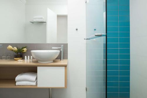 麦夸里港麦觉理港里吉斯赛尔斯度假村的一间带水槽和淋浴的浴室