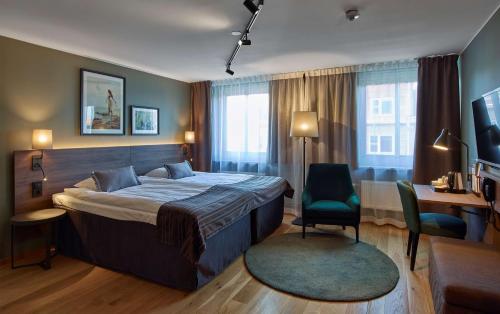 耶夫勒斯堪迪克CH酒店的一间卧室配有一张床、一张桌子和一把椅子