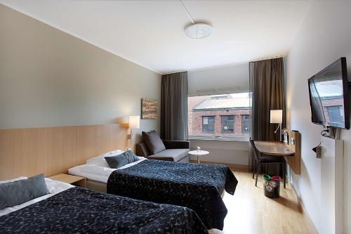 哈尔姆斯塔德斯堪迪克哈兰迪尔酒店的酒店客房设有两张床和一台平面电视。
