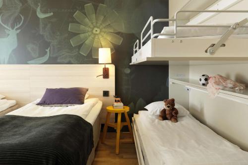 赫尔辛堡赫尔辛堡北斯堪迪克酒店的一间卧室配有两张床,卧室上还摆放着泰迪熊